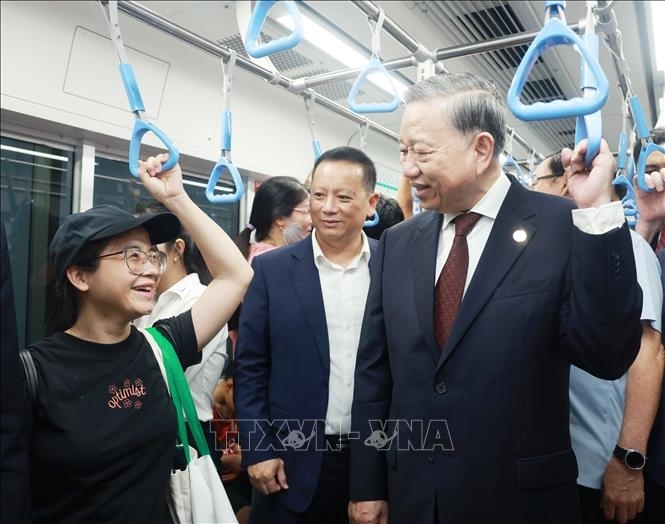 Tổng Bí thư Tô Lâm đi tàu Metro số 1 Thành phố Hồ Chí Minh và trò chuyện với người dân. Ảnh: Thống Nhất - TTXVN