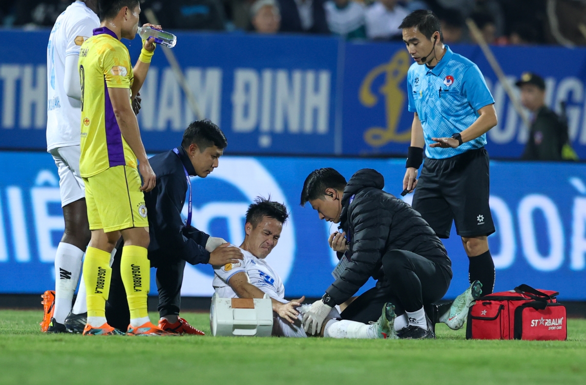 Tô Văn Vũ dính chấn thương trong trận đấu với Hà Nội FC tại vòng 13 V-League 2024/2025. (Ảnh: Nhật Huy)