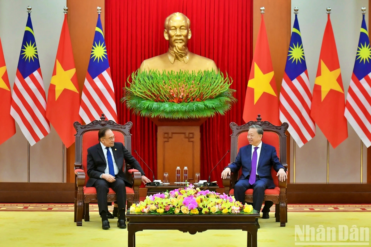 Thủ tướng Anwar Ibrahim nhất trí phối hợp chặt chẽ nhằm tạo chuyển biến mới trong hợp tác kinh tế, thương mại và đầu tư giữa hai nước (Ảnh: Nhân Dân).