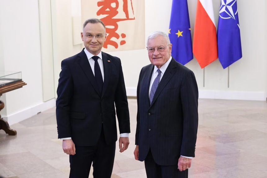 Tổng thống Ba Lan Andrzej Duda (trái) chào đón đặc phái viên Mỹ Keith Kellogg đến Warsaw, ngày 18 tháng 2. (Ảnh: Straitstimes.com)