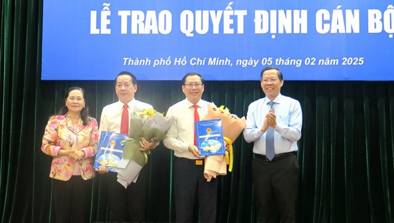 Chủ tịch UBND TPHCM Phan Văn Mãi và Chủ tịch HĐND TPHCM Nguyễn Thị Lệ trao quyết định và hoa chúc mừng hai nhân sự mới (ảnh Web Thành ủy)