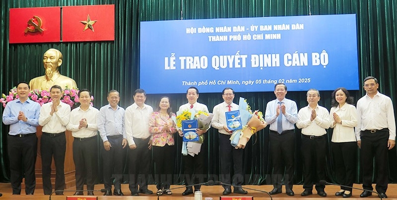 Ông Phan Văn Mãi và các đại biểu chúc mừng các nhân sự mới (ảnh Web Thành ủy)