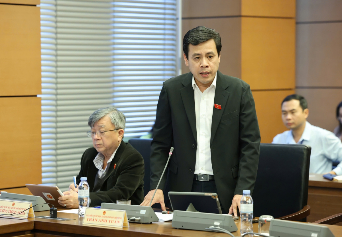 Đại biểu Trần Anh Tuấn thảo luận tại tổ. Ảnh: Quang Phúc