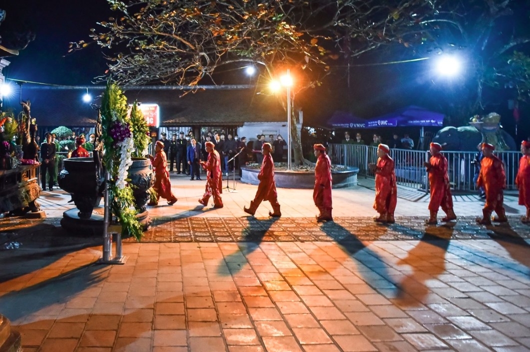 The seal opening ceremony represents an important occasion held at the Tran Temple on the 14th day of the first lunar month annually, featuring many activities such as incense offering and a seal palanquin procession from Co Trach temple to Thien Truong temple.