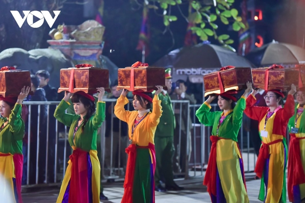 The event opens with a seal parade, before the seal is then distributed to nine pagodas, temples, and visitors.
