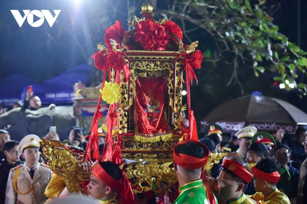 A procession of the palanquin seal from Co Trach temple to Thien Truong temple