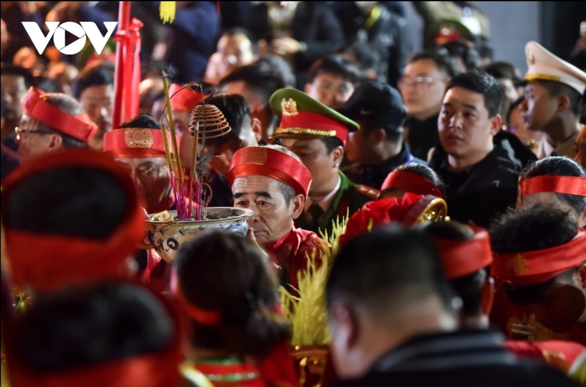 Ceremonies are solemnly held in accordance with traditional rituals.