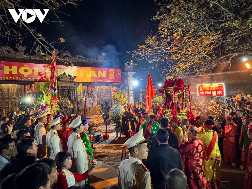 After the procession, the seals are distributed to the public from 5 a.m. on the 15th day until the end of the first lunar month with the hope of good luck and happiness.