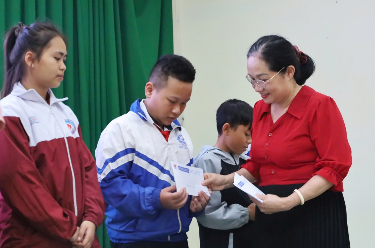 Chương trình đã trao học bổng tặng 100 học sinh khuyết tật, mồ côi tại TP. Buôn Ma Thuột