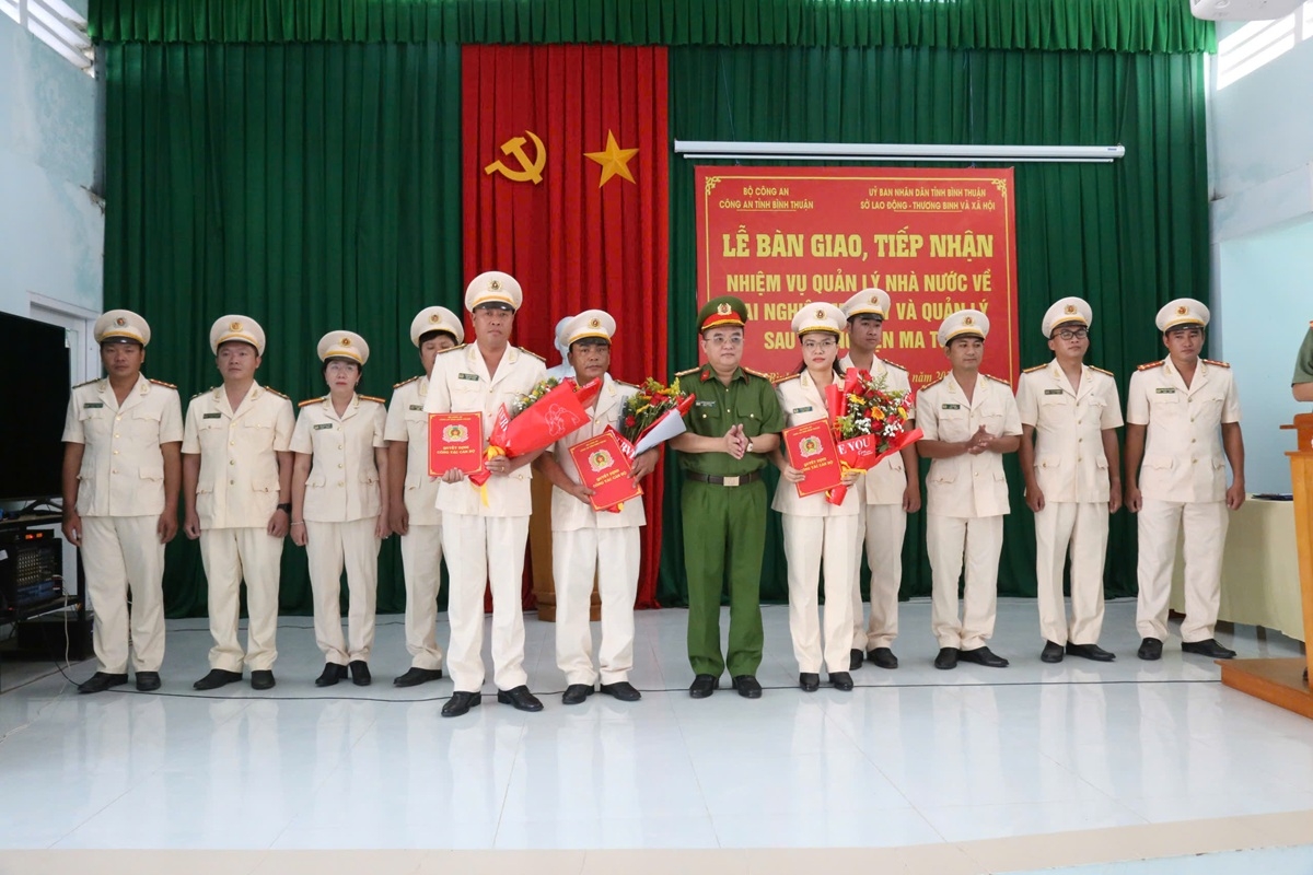 Các cán bộ được điều động đến nhận nhiệm vụ tại cơ sở điều trị nghiện ma túy nhận quyết định. Ảnh: CABT