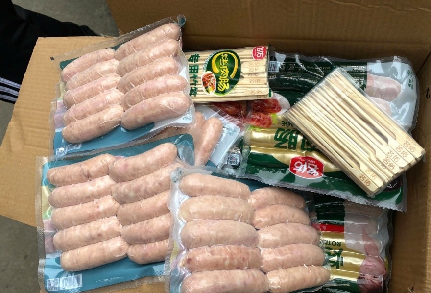 Trên xe có 196 thùng carton chứa gần 4.000 túi xúc xích, tổng trọng lượng gần 2,7 tấn (Nguồn ảnh: Công an tỉnh Lạng Sơn)