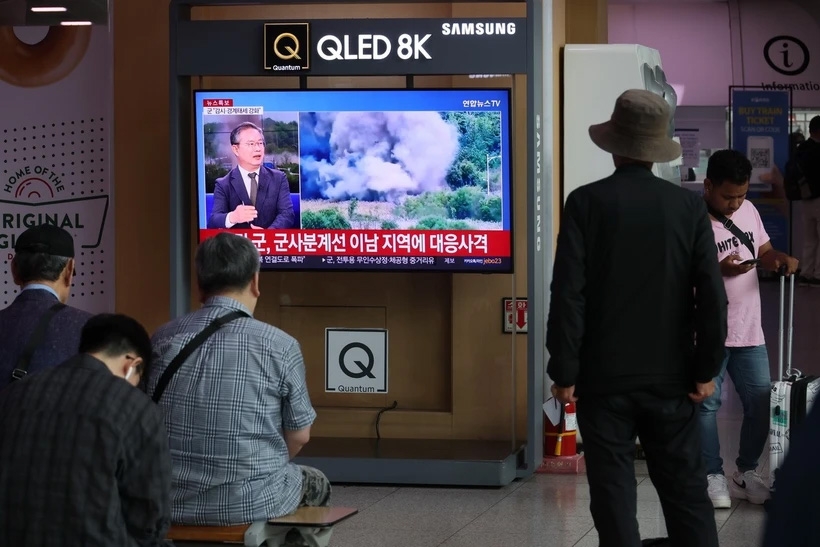 Người dân tại Seoul, Hàn Quốc theo dõi bản tin về việc Triều Tiên cho nổ mìn, phá hủy một số đoạn trên các tuyến đường bộ liên Triều ngày 15/10/2024. Ảnh: Yonhap