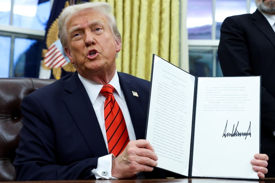 Tổng thống Donald Trump công bố sắc lệnh tăng thuế thép ngày 10/2. (Ảnh: Reuters)