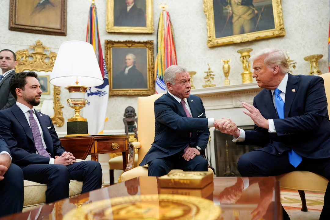 Tổng thống Mỹ Donald Trump bắt tay Quốc vương Jordan Abdullah tại Phòng Bầu dục ở Nhà Trắng, ngày 11/2/2025. Ảnh: Reuters