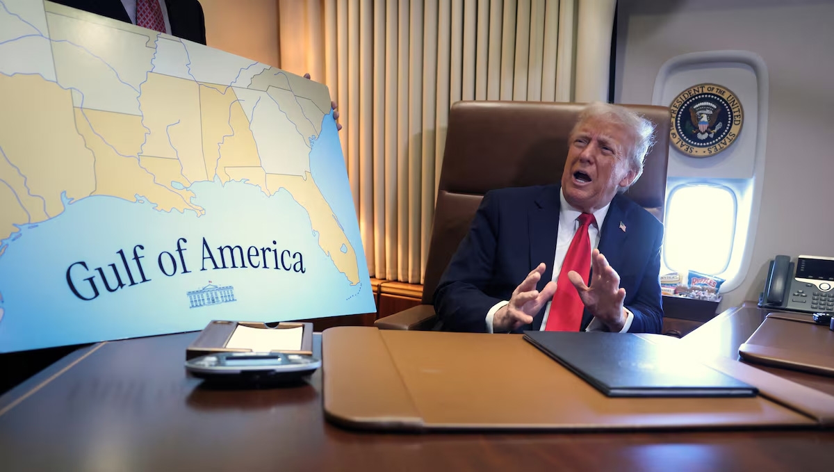 Tổng thống Trump trên chuyên cơ Không Lực Một ngày 9/2/2025. Ảnh: Reuters