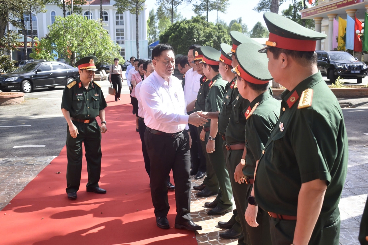 Ông Nguyễn Trọng Nghĩa, ủy viên Bộ Chính trị, Bí thư TW Đảng, Trưởng Ban Tuyên giáo- Dân vận Trung ương thăm bệnh viện quân y 120