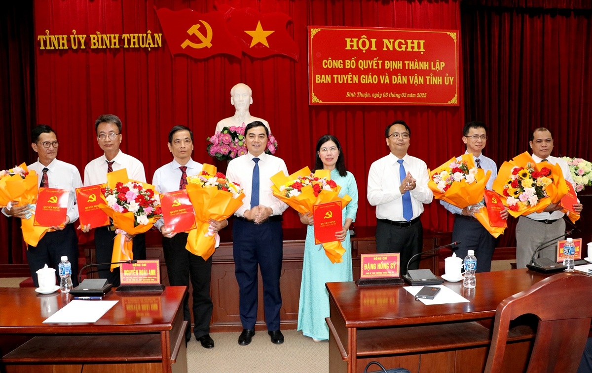 Lãnh đạo Ban Tuyên giáo và Dân vận Tỉnh ủy Bình Thuận (những người cầm hoa). Ảnh: B.H