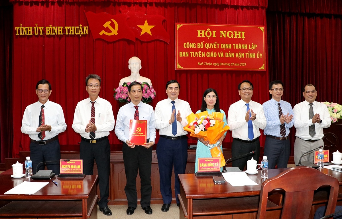 Ông Võ Thanh Bình (thứ 3 từ trái sang) giữ chức Trưởng Ban Tuyên giáo và Dân vận Tỉnh ủy. Ảnh: B.H