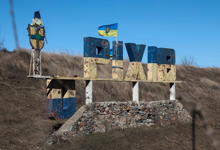 Một biển báo bị hư hại ở Orikhiv, gần tiền tuyến ở vùng Zaporizhzhia, năm 2024. Ảnh: EPA