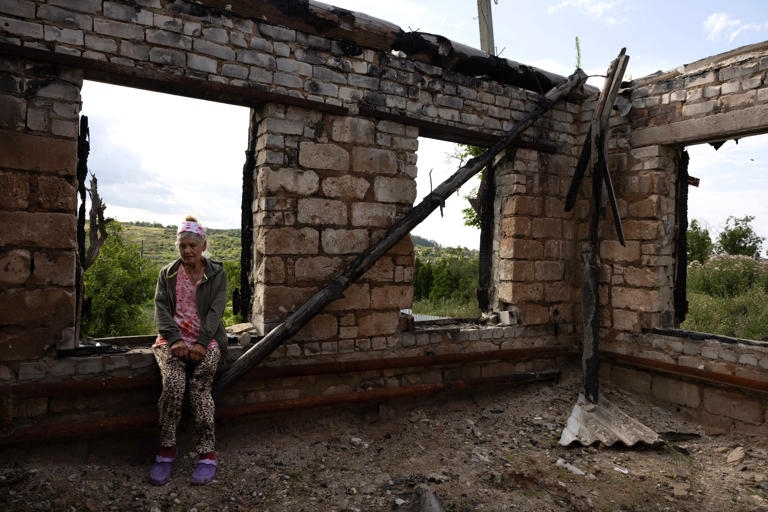 Góa phụ Lubov Doroshenko, 67 tuổi, trở về ngôi nhà bị phá hủy của bà vào năm 2023 tại Bohorodychne. Ảnh: Getty Images