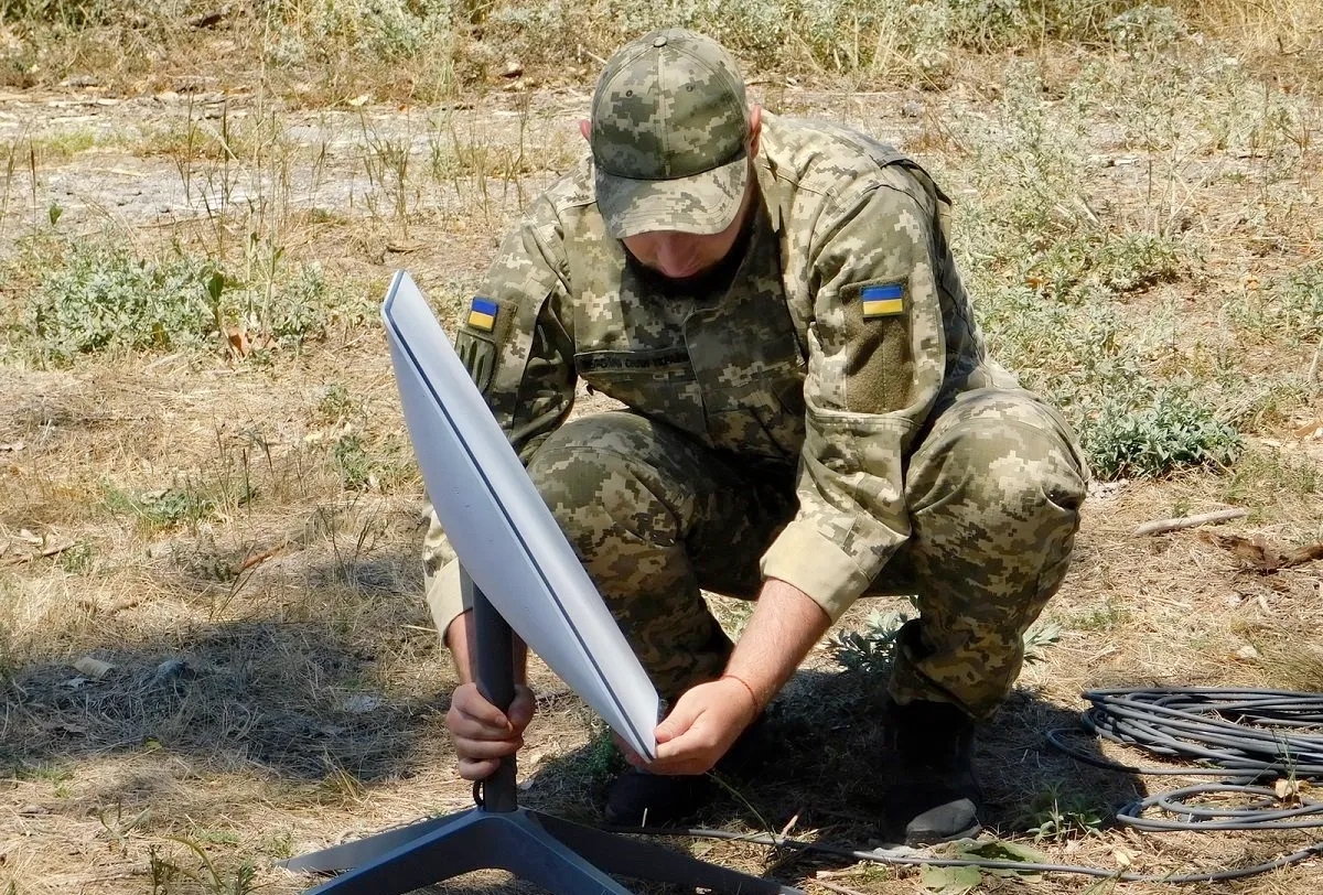 Binh sĩ Ukraine và một thiết bị đầu cuối Starlink. Ảnh: Quân đội Ukraine