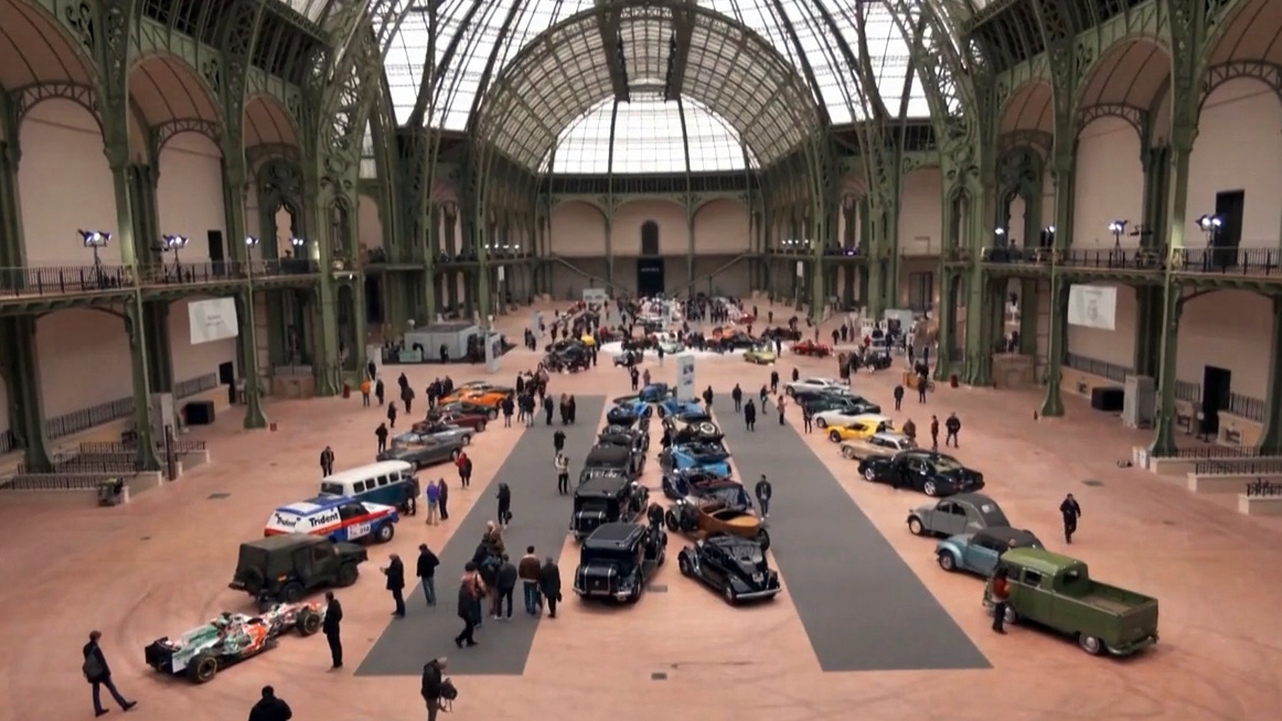 Bảo tàng Grand Palais, tại Thủ đô Paris của Pháp trưng bày những chiếc xe cổ điển quý hiếm sắp được đem ra bán đấu giá