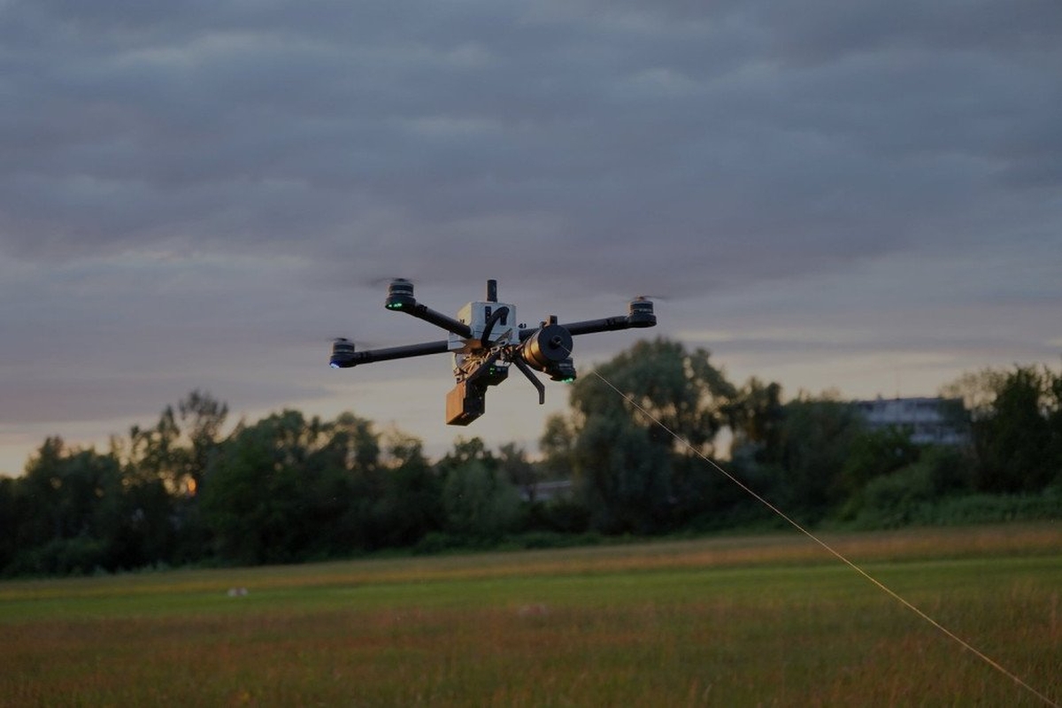 UAV sợi quang là công nghệ mới trong xung đột Nga-Ukraine, sử dụng cáp quang để truyền tín hiệu, chống nhiễu hiệu quả trong môi trường tác chiến điện tử. (Ảnh: UNITED24 Media)