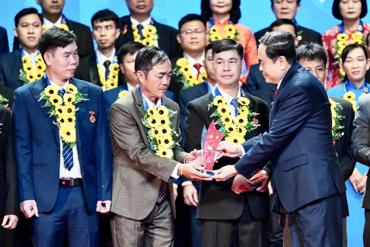 Chủ tịch Quốc hội trao biểu trưng cho 95 công nhân lao động tiêu biểu.