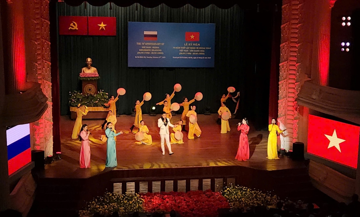 Tiết mục văn nghệ tại lễ kỷ niệm 75 năm thiết lập quan hệ ngoại giao Việt Nam - Liên bang Nga, do UBND TPHCM tổ chức ngày 25/2 (ảnh: L.H)