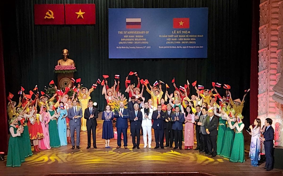 Các đại biểu hai bên chụp ảnh lưu niệm cùng các nghệ sĩ (ảnh: L.H)