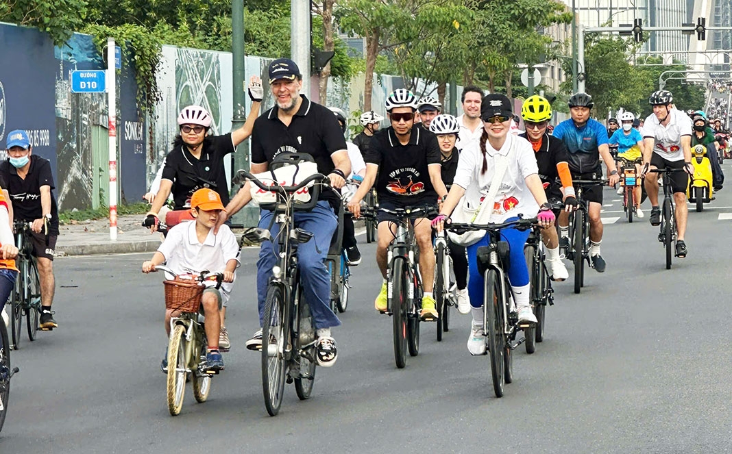 Daniel Stork, consul general of the Netherlands in HCM City, has fun together with other riders during the cycling event (Photo courtesy of Vietnam-Netherlands Friendship Association in HCM City)