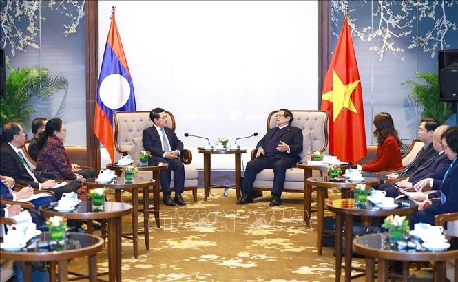 Thủ tướng Chính phủ Phạm Minh Chính tiếp Phó Thủ tướng Lào Saleumsay Kommasith (Ảnh: TTXVN).