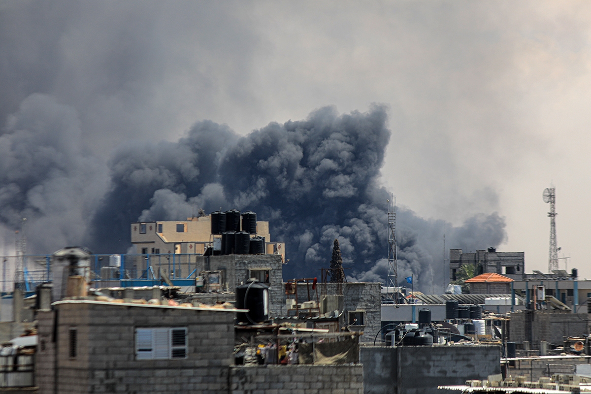 Khói bốc lên sau các cuộc không kích của Israel xuống thành phố Rafah, Dải Gaza. Ảnh: THX