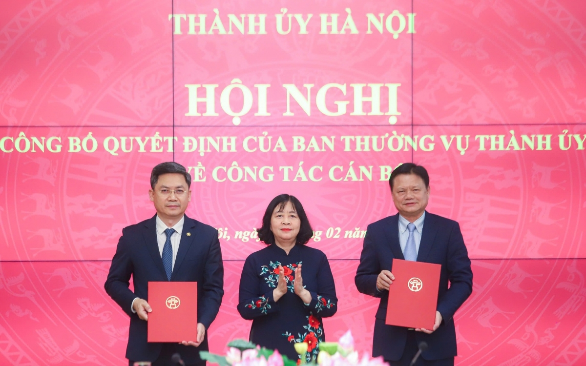 Bí thư Thành ủy Hà Nội Bùi Thị Minh Hoài trao quyết định cho ông Hà Minh Hải (trái) - tân Trưởng Ban Tuyên giáo Thành ủy Hà Nội.