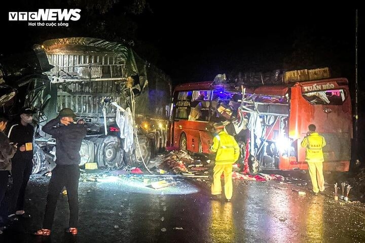 Hiện trường vụ tai nạn thảm khốc tại huyện Yên Châu, Sơn La khiến 6 người chết tại chỗ.