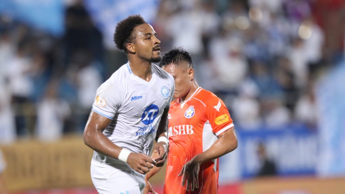 Xuân Son được Ban tổ chức V-League vinh danh (Ảnh: VPF).