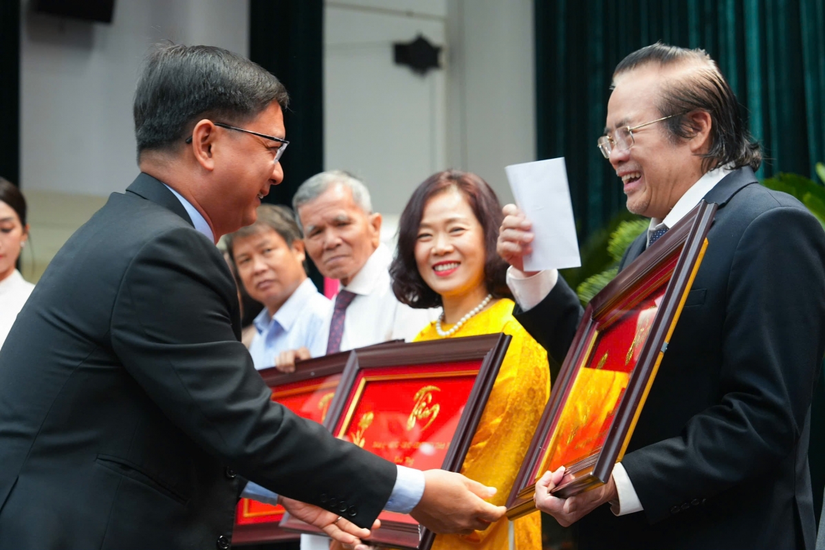 Lãnh đạo TP.HCM trao tặng các danh hiệu cao quý tri ân các thầy thuốc tiêu biểu (Ảnh H.H)
