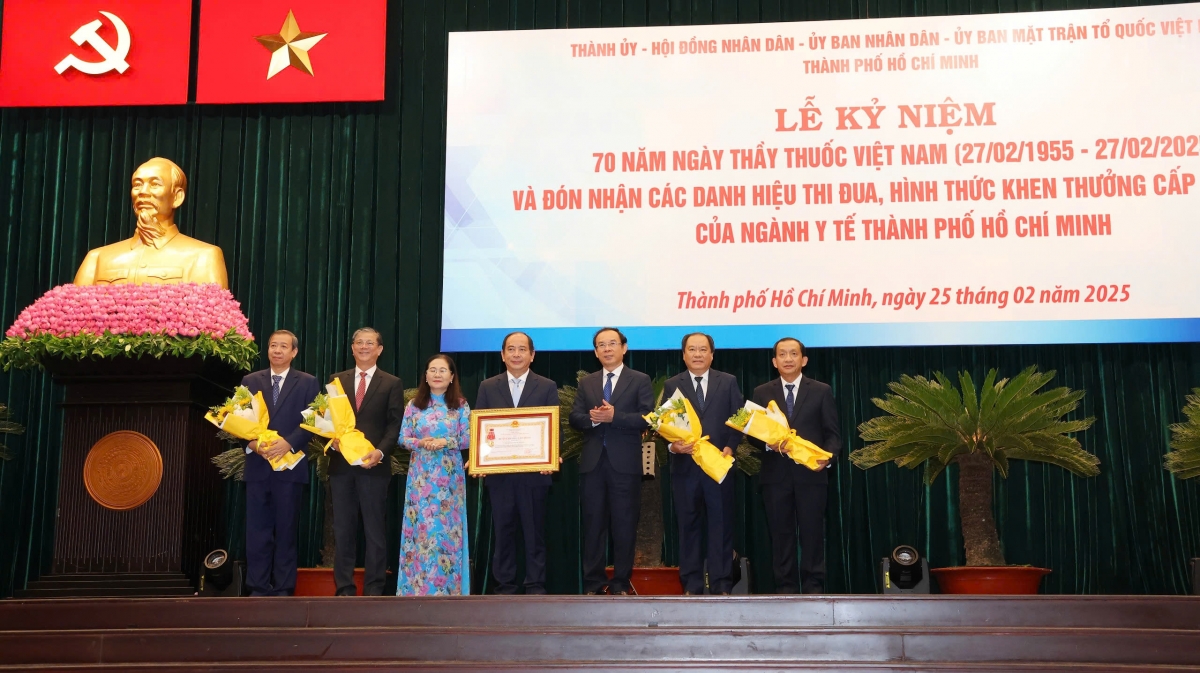 Sở Y tế TP.HCM nhận Huân chương Lao động hạng Nhất (Ảnh H.H)