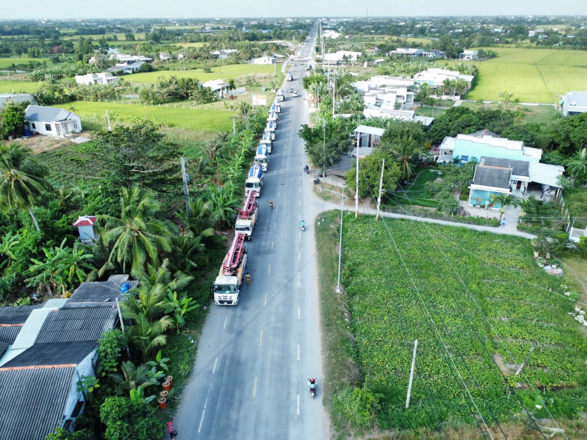 Công ty TICCO Tiền Giang tổ chức "biểu diễn" đoàn xe bê tông tại nhiều tuyến đường ở tỉnh Tiền Giang ngay ngày khai trương