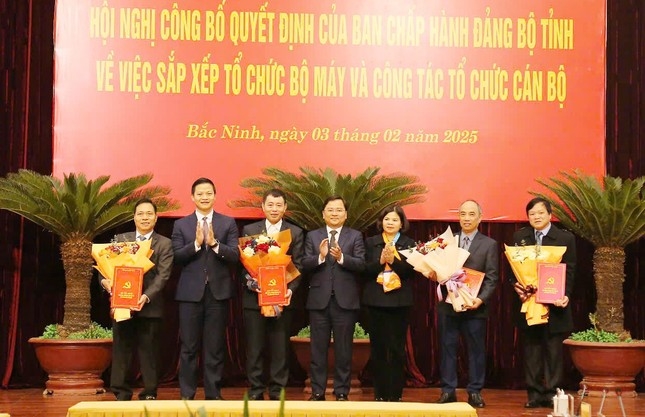 Lãnh đạo tỉnh Bắc Ninh chúc mừng các cán bộ thuộc diện Ban Thường vụ Tỉnh ủy quản lý được nghỉ hưu trước tuổi theo nguyện vọng cá nhân kể từ ngày 15/2/2025