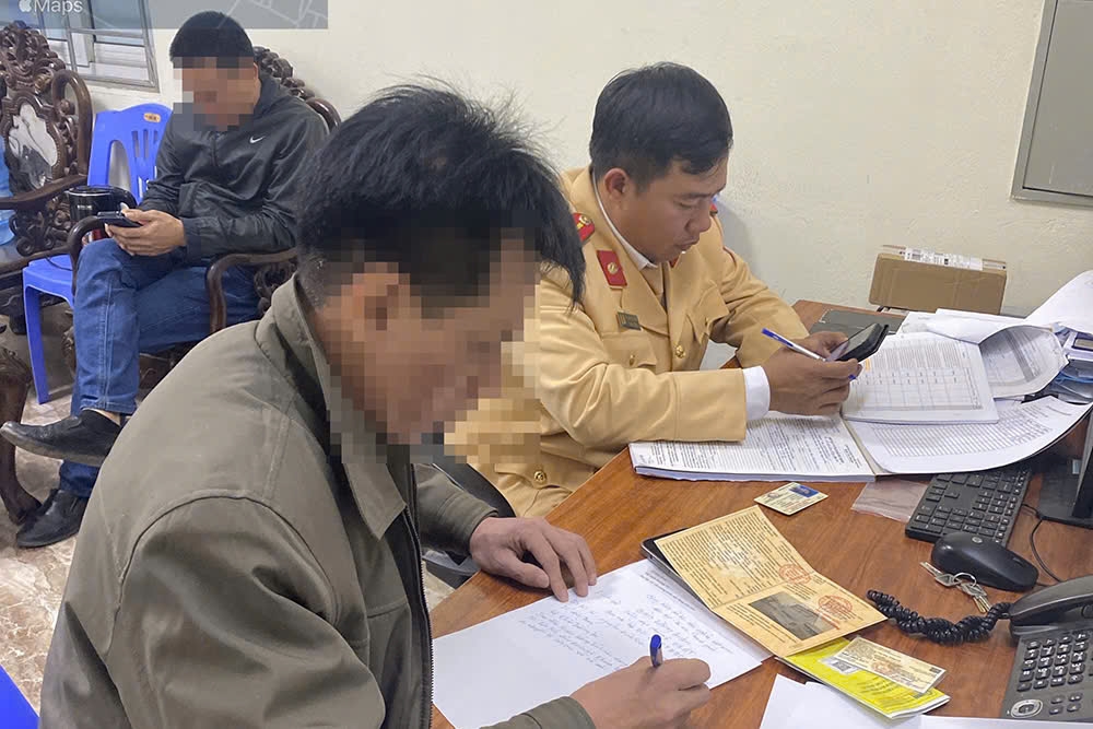 Tài xế S. điều khiển xe khách làm việc tại cơ quan công an