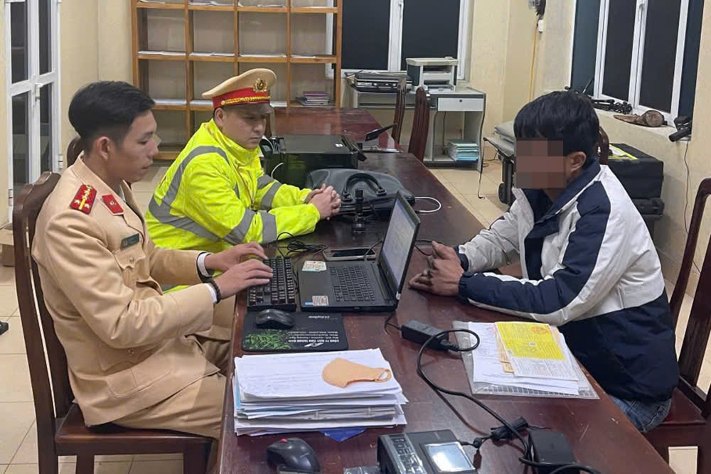 Tài xế xe vi phạm làm việc với cảnh sát