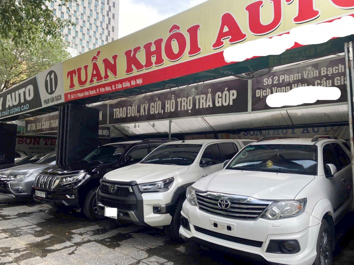 Một cửa hàng kinh doanh xe đã qua sử dụng tại Phạm Văn Bạch, Hà Nội, cũng gặp cảnh đìu hiu vắng vẻ, không có khách hàng đến xem xe.