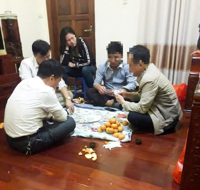 Hình ảnh xuất hiện trên mạng xã hội được cho là một số lãnh đạo xã Long Châu (Yên Phong, Bắc Ninh) đánh bài ăn tiền