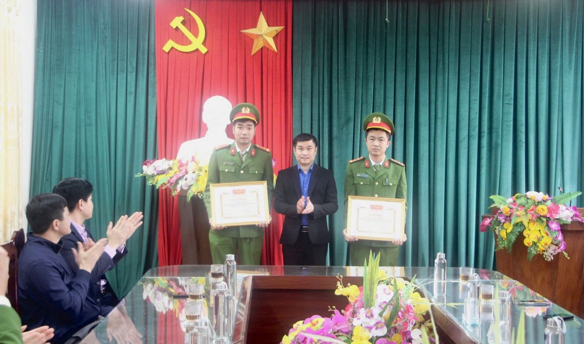 Đại úy Nguyễn Thế Anh, Phó trưởng Công an phường Tân Thành và Thượng úy Đỗ Ngọc Hoàng Tiến nhận Bằng khen của Tỉnh đoàn Ninh Bình vì đã có hành động dũng cảm cứu người.