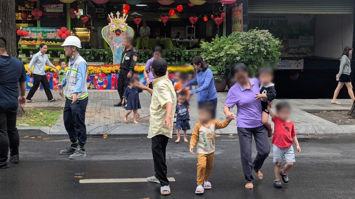 Nhiều người hốt hoảng đưa các cháu nhỏ tại trường mầm non chạy ra ngoài (Ảnh: Anh Tú)