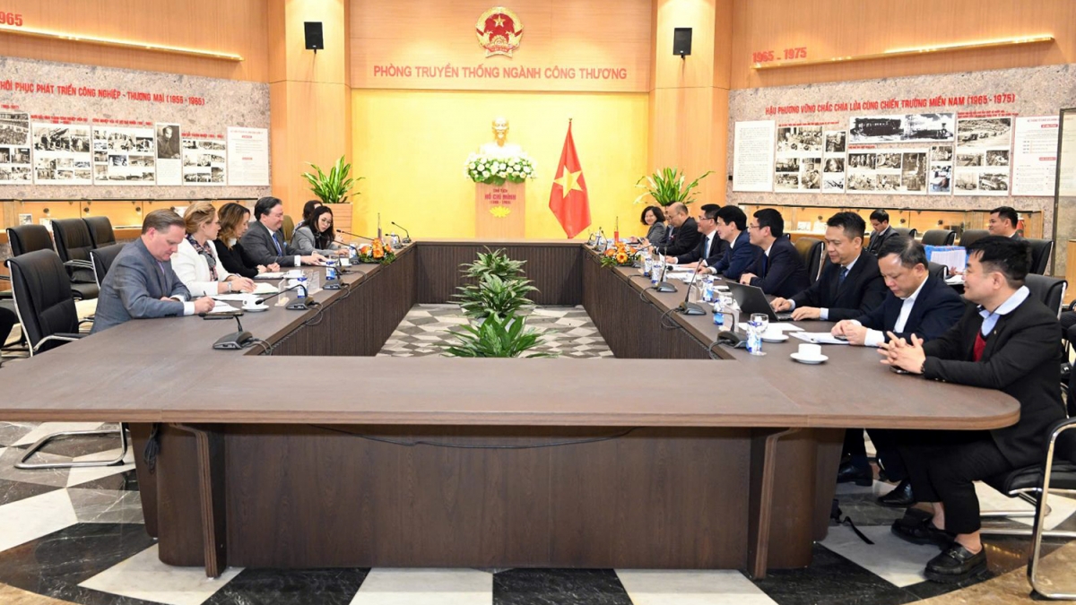 Buổi làm việc giữa Bộ trưởng Bộ Công Thương Nguyễn Hồng Diên với Đại sứ đặc mệnh toàn quyền Hợp chúng quốc Hoa Kỳ tại Việt Nam Marc E. Knapper