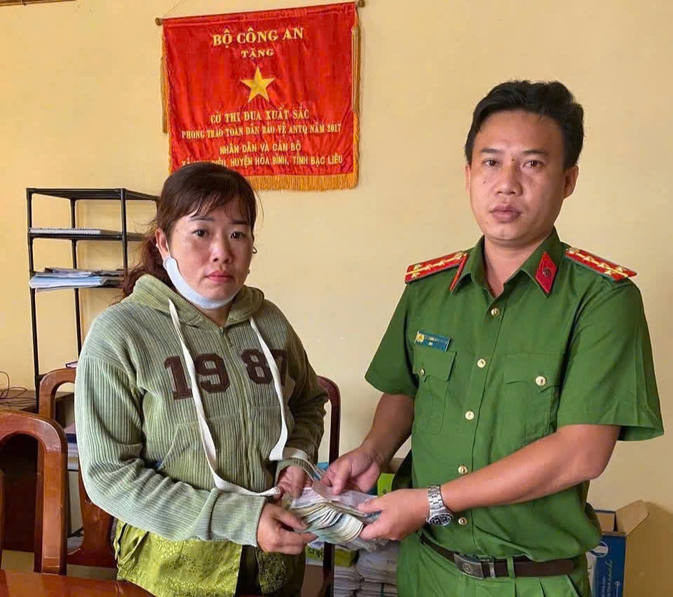 Cán bộ Công an xã Minh Diệu (huyện Hòa Bình, tỉnh Bạc Liêu) trao trả lại tài sản cho chị Võ Thị Trúc- Ảnh: CA huyện Hòa Bình