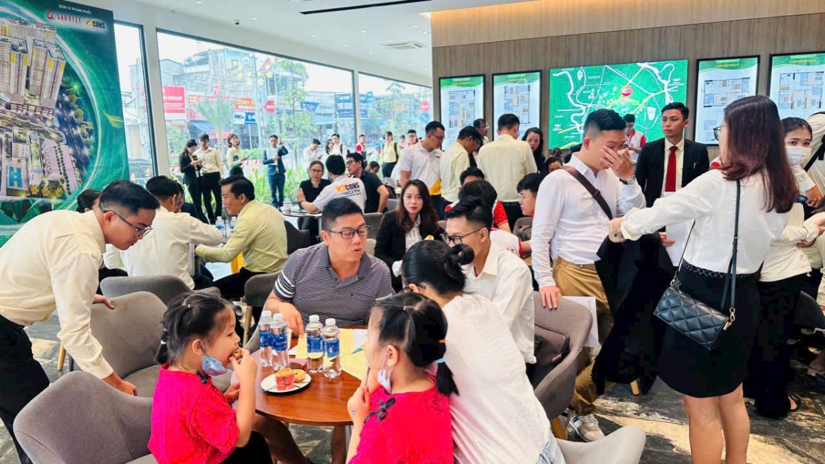 Một dự án, một căn nhà hay một khách hàng sẽ có nhiều môi giới chăm sóc dẫn đến tình hình cạnh tranh khốc liệt.
