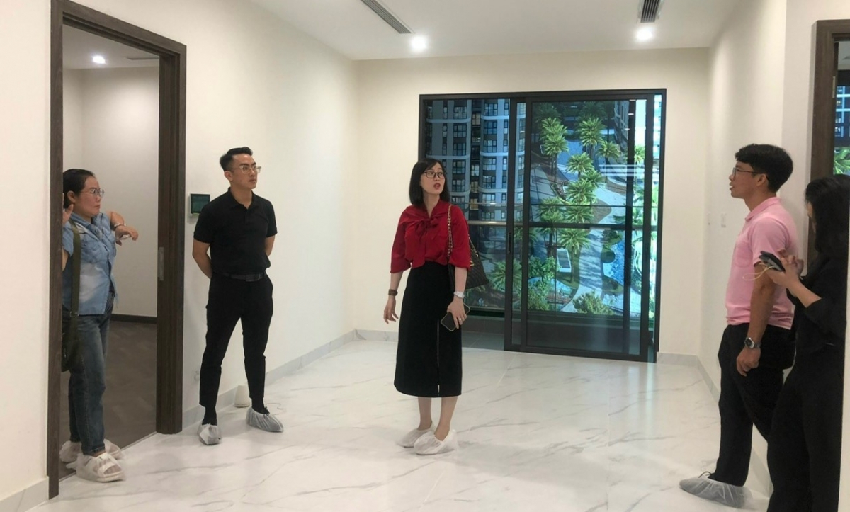 Quá trình dẫn khách, chăm sóc khách hàng đòi hỏi nhiều thời gian, công sức của người môi giới.